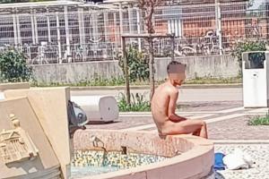 Degrado in città: fa il bagno nudo nella fontana della stazione
