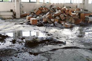 Incendio in un capannone macerie e copertoni in fumo