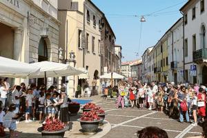 Le voci bianche aprono la festa