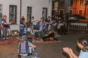Il buskers blues riempie le strade