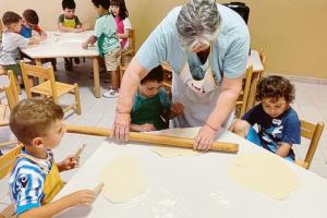 Piccolini con le mani in pasta
