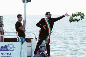 Il paese rinnova il patto con il mare