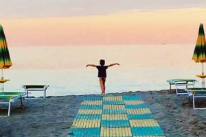 Una candlelight in riva al mare