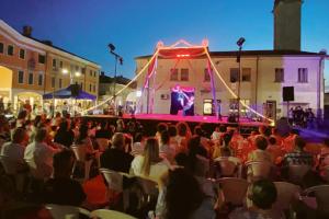 La piazza sorride col circo acrobatico