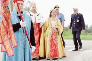Una targa a ricordo del “taglio”