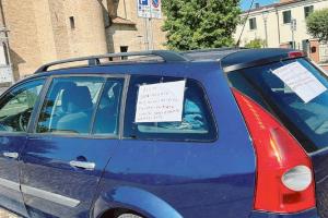Anziano vive in auto