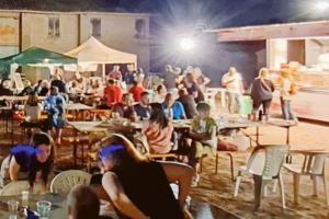 Birra in festa sulla vecchia aia