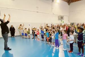 Peter Pan accoglie i bimbi