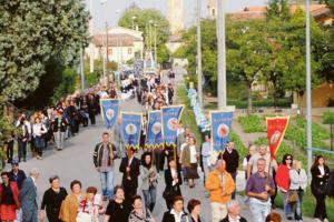 In processione dieci anni dopo