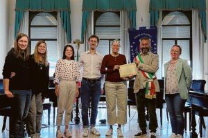 Passaggio di testimone in biblioteca