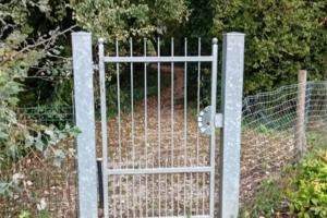 Un cancello, un bosco e una ciclabile insicura
