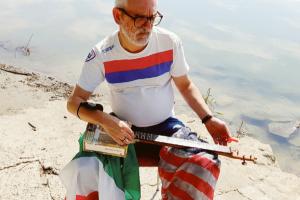 Con le scatole vuote crea strumenti jazz