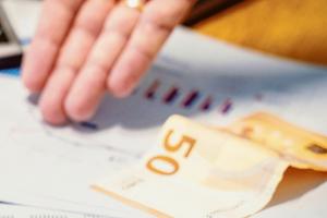 Per vivere servono 50 euro al giorno