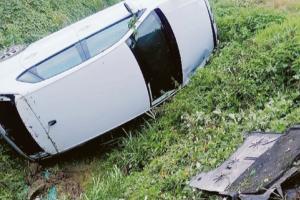 Carambola nel fosso nella strada pericolosa