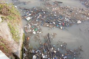 Su la chiusa, rifiuti verso il mare