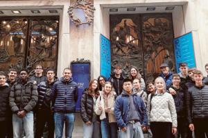 E’ la magia del teatro. Dal vivo