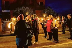 Una fiaccolata per dire “basta”