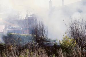 Va a fuoco la legna: fumo e paura arrivano i pompieri