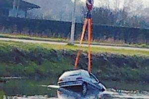 Con l’auto nel Ceresolo: salva