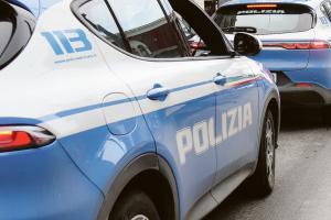 Gli riga l’auto e lo prende a pugni