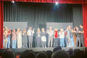 Applausi per i prof sul palco