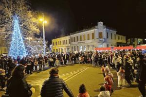 L’accensione dell’albero scalda le festività