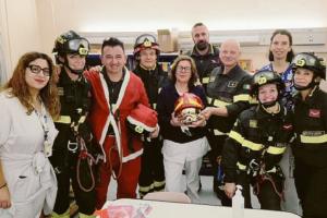 Santa Claus si cala dall’alto per i bambini