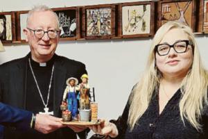 La nuova statuetta donata al vescovo