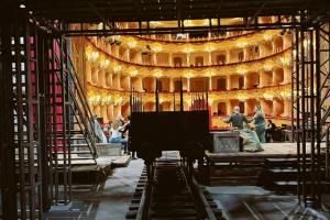 Scene in ritardo, miracolo sul palco