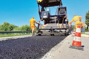 In paese c’è profumo d’asfalto