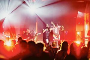 Il palcoscenico diventa uno specchio