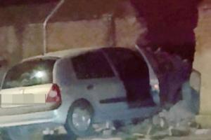 Si schianto contro il muro e lo sfonda