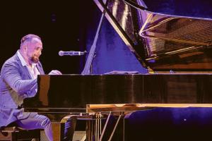 Gualazzi, il suo piano, la sua voce