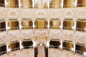 Don Giacinto sale sul palco