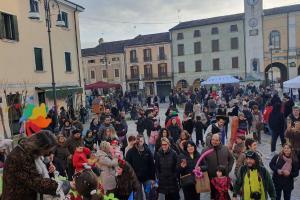 Una pioggia di coriandoli e musica