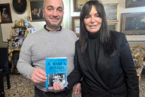 Farinella dona il suo libro