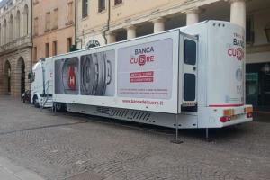 Il truck di Banca del cuore in piazza per gli screening
