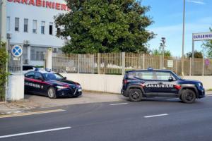 Ha un divieto di ritorno: va al bar