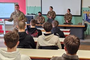 Parà in aula, la Flc Cgil attacca