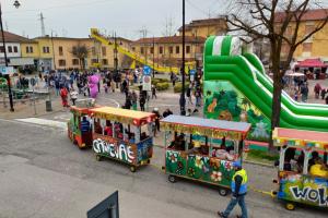 Una grande invasione di maschere