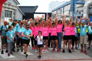 Un serpentone rosa va di corsa