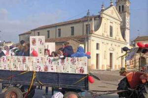 Supereroi e principesse in giro per il paese