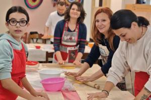 Diverse generazioni con le mani in pasta