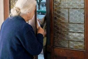 La donna grida, salvata dal tassista