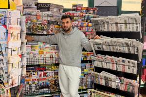 Fabio porta i giornali in paese