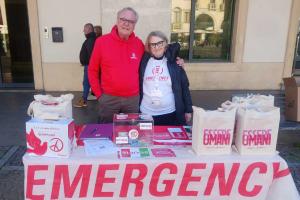 Emergency in piazza con le colombe di pace