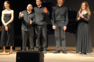 Tutti incantati dai copricapi