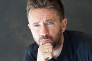 Arriva Scanzi, bagarre sui costi