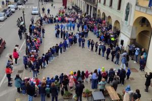 Autismo, il blu “veste” la piazza