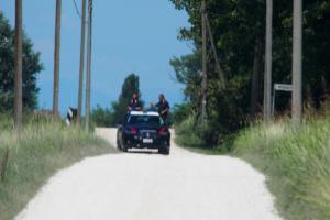 A 3 anni da sola lungo l’argine